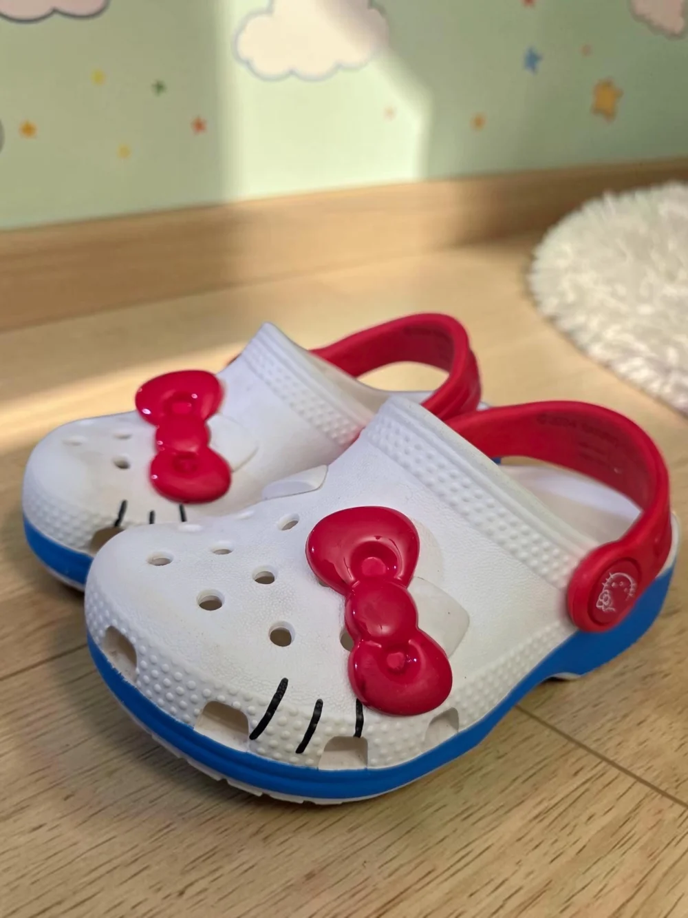 CROCS HELLO KITTY Toddler SIZE C6 White Red Blue